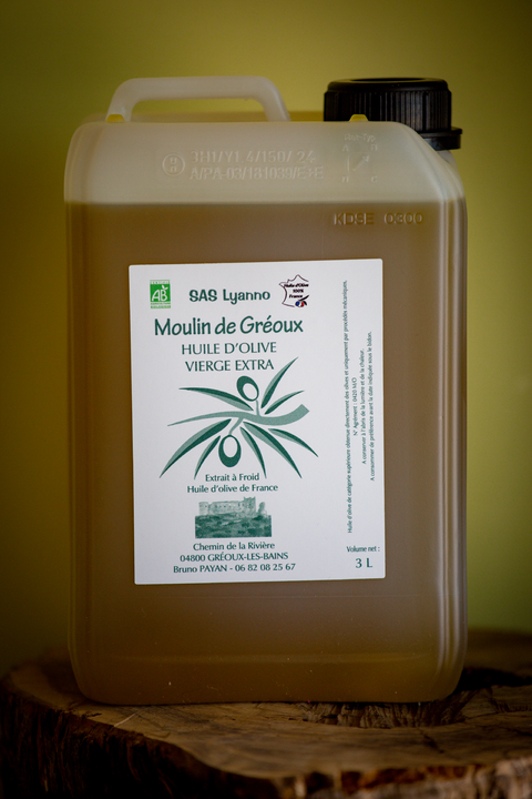 Bidon en plastique Notre format le plus économique, qui vous permet d’obtenir de l’huile d’olive bio de première qualité qui vous accompagne toute