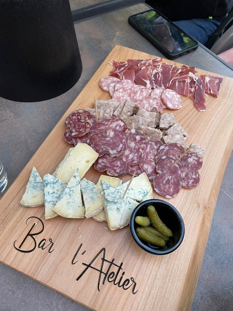 LES MENUS Pensez à réserver ! ✔ Menu du jour est à 17 € en semaine : entrée plat fromage dessert et café ✔ Repas de groupe sur réservations (tarif en