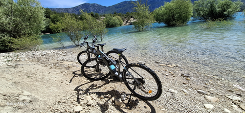 Location de vélos électriques et paddles pour explorer les alentours.