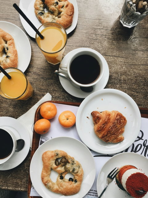 Petit-déjeuner maison avec confitures et miel de Moustiers.