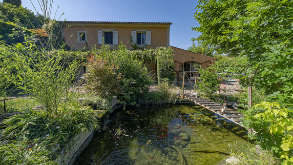 Le Mas du Loup vous ouvre ses portes à Moustiers-Sainte-Marie, village emblématique du Verdon.