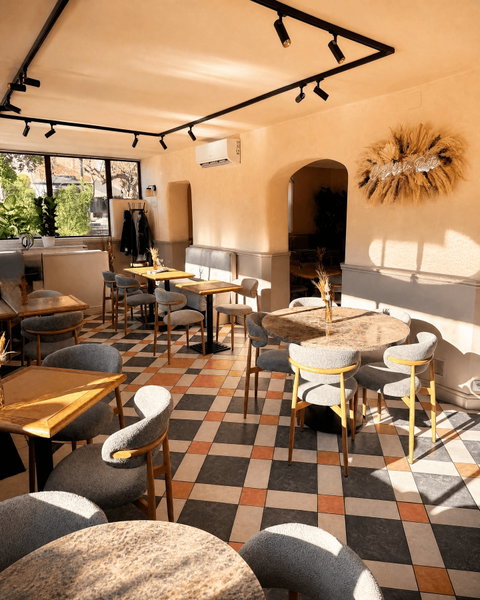 Une salle aussi soignée que l'assiette 80 couverts, une salle pensée pour qu'on s'y sente bien à midi comme le soir — service jusqu'à 14h le midi,