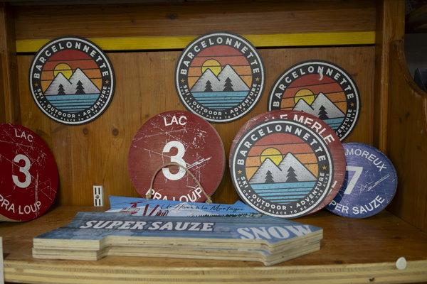 MAGNETS ET CARTES POSTALES