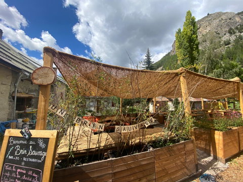 Terrasse ensoleillée Venez profiter d’un moment détente pour boire un jus, déjeuner des produits locaux, bruncher le dimanche ou simplement profiter