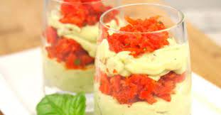 Verrines de crème d'avocat au fromage de brebis et poivrons.