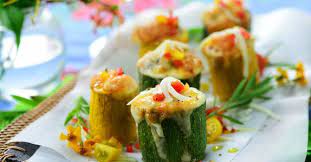 Portions de courgettes farcies aux légumes et fromage de brebis.