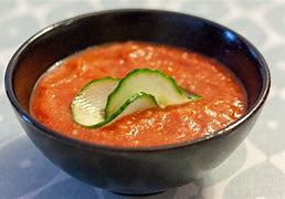 Potage froid à base de tomate, poivron et concombre.