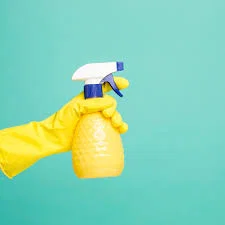 Fabriquer soi-même un produit désinfectant multi-usages.