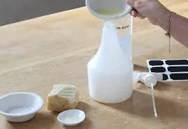 Produit de nettoyage multi-surfaces à base de savon de Marseille.