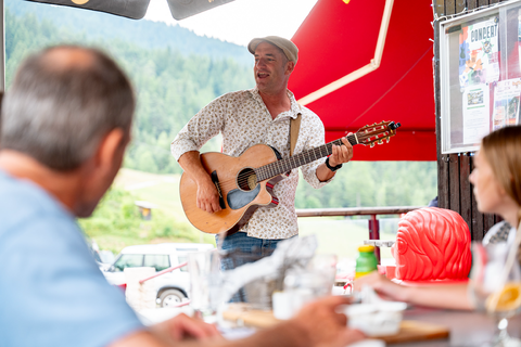 Programme des animations d’Été Été comme hiver, Le Chalet propose une programmation d’événements festifs : Concerts, pétanquin, ou encore les Happy