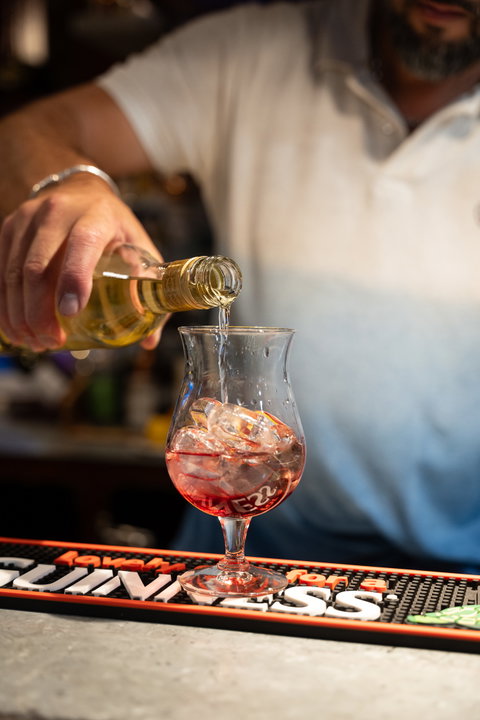 Voir la carte des boissons Notre bar vous propose une large sélection de boissons pour tous les goûts et tous les moments de la journée .