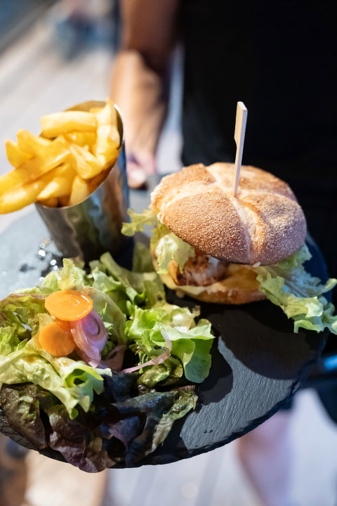 Voir notre carte Le Chalet s'engage à offrir une cuisine authentique, préparée avec des produits de qualités .