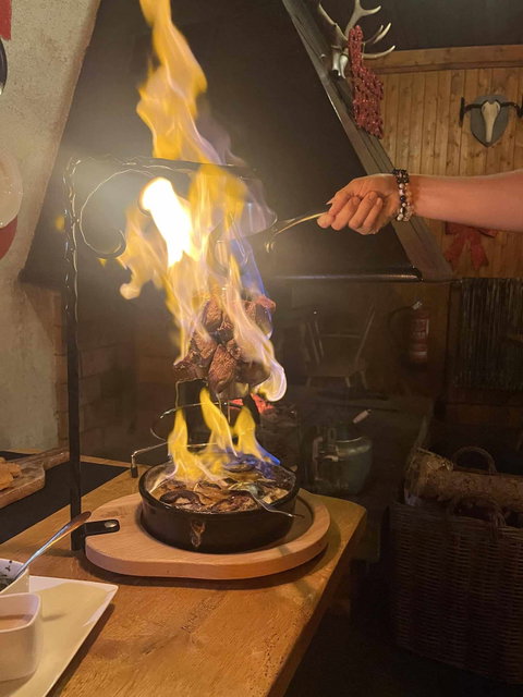 Nos spécialités Maison “ Le chalet revisite les classiques de la gastronomie Française. ” Découvrez la carte
