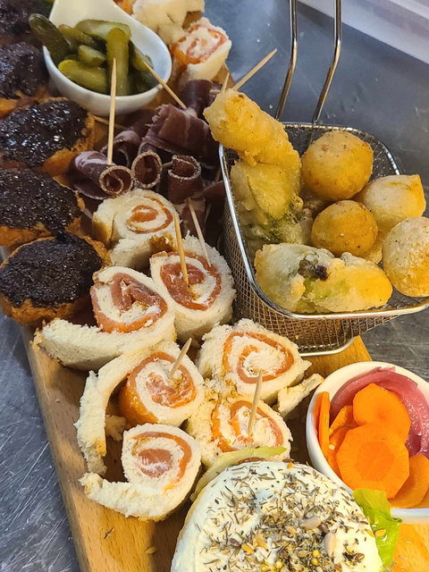 Nos Tapas “ Au Chalet les Tapas se dégustent au mètre. ” Découvrez la carte