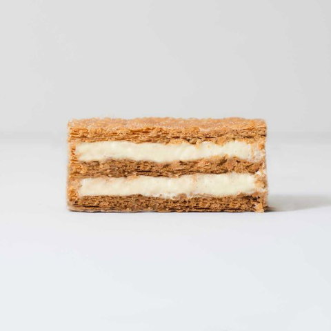 Millefeuille Traditionnellement, le mille-feuille est fourré d’une crème pâtissière à la vanille et aromatisé au rhum, aujourd’hui remplacé par une