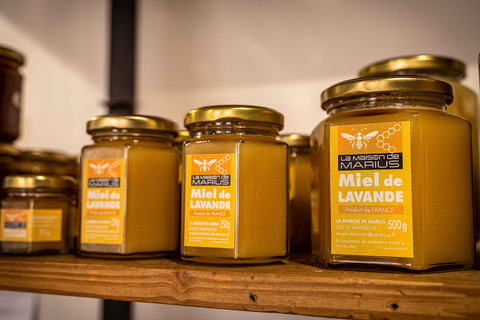 Des produits maison, nés de la terre et du savoir-faire Nos huiles d'olive pressées à partir de nos olives cultivées avec amour sur nos terres