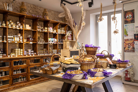 Des produits régionaux, sélectionnés avec soin Nous parcourons les villages et marchés provençaux pour dénicher les meilleurs produits du terroir.