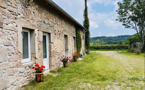 Nous accueillons avec plaisir les randonneurs qu’ils soient à pieds, à vélo ou à cheval (paddock au pré possible), les pélerins sur le chemin de
