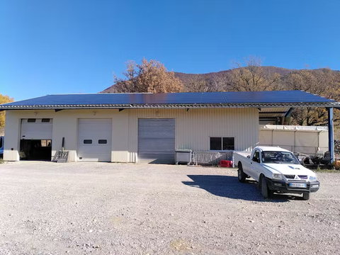 Ateliers municipaux de Thoard 32 kWc, production équivalente à 17 foyers, projet qui intègre également une dimension de maîtrise de l’énergie avec le