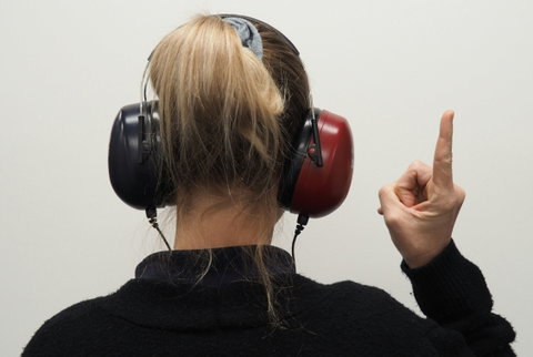Hyperacousie L’hyperacousie se caractérise par une hypersensibilité aux sons .