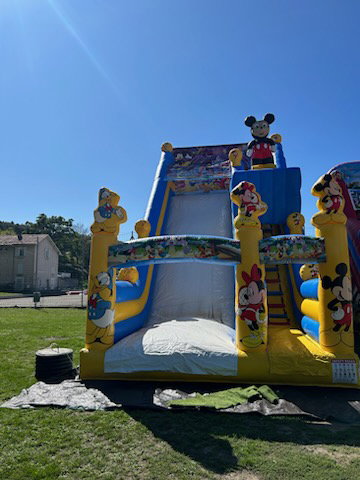 MICKEY Faites plaisir à vos enfants avec notre structure gonflable à l’image de Mickey.