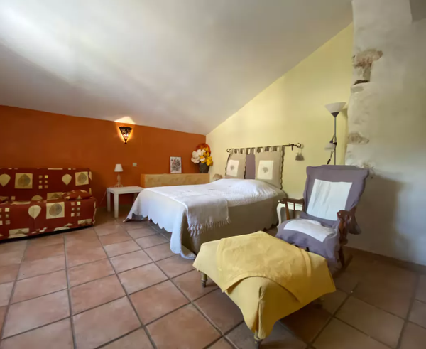Une grandes chambre