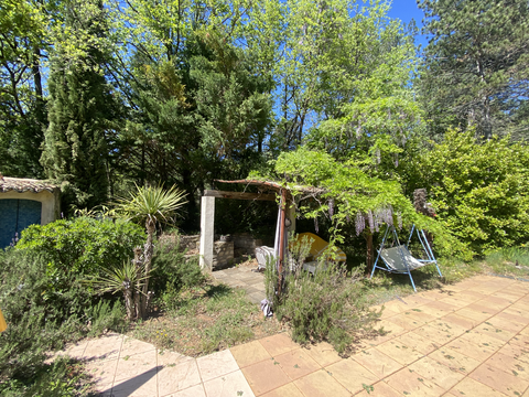 Cadre naturel Un parc arboré de 7000 m² avec piscine, volière d'oiseaux, barbecue et de nombreux coins ombragés et ensoleillés pour un moment de