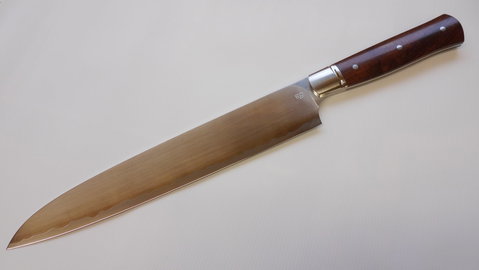 Couteau de cuisine Lame en 440 Mitres en 316L Manche en BOIS DE FER DE GUYANE Ligne de trempe gravée à l’acide. Prix : 450 €