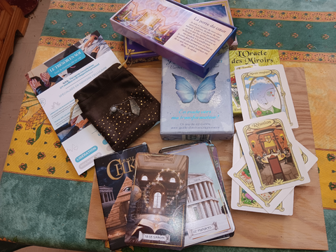 Guidance & Soin Énergétique Une expérience profonde alliant : 🔮 Tirage de cartes intuitif (oracles + pendule) 🌿 Soin énergétique pour : Libérer les