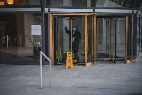 Prestations spécifiques et remises en état Nettoyage des vitrages accessibles, entretien ponctuel approfondi, remise en état des parties communes