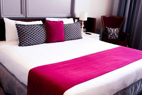 KIT DOUBLE Pour deux personnes À partir de 15 € HT Composition • 1 drap-housse double • 1 housse de couette double • 2 taies d'oreiller • 2