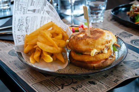 RESTAURATION Succombez pour la suggestion du jour (différente tous les midis) ou pour un des plats de notre carte variée (salades, viandes, burgers,