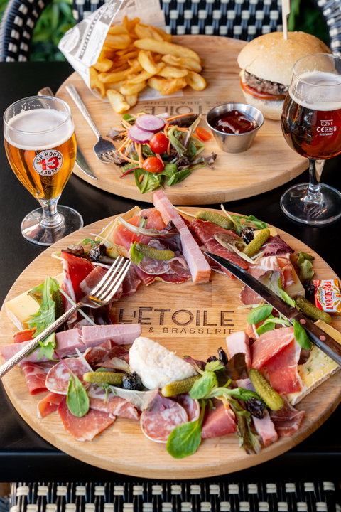 TAPAS Le soir, la carte laisse sa place aux tapas pour apprécier une soirée en famille ou entre amis.