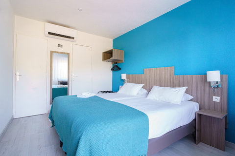 HÔTEL L'Hotel Senzo, Brit Hotel 3 étoiles, vous accueille à l'entrée de Manosque, à deux pas de la sortie de l'A51.