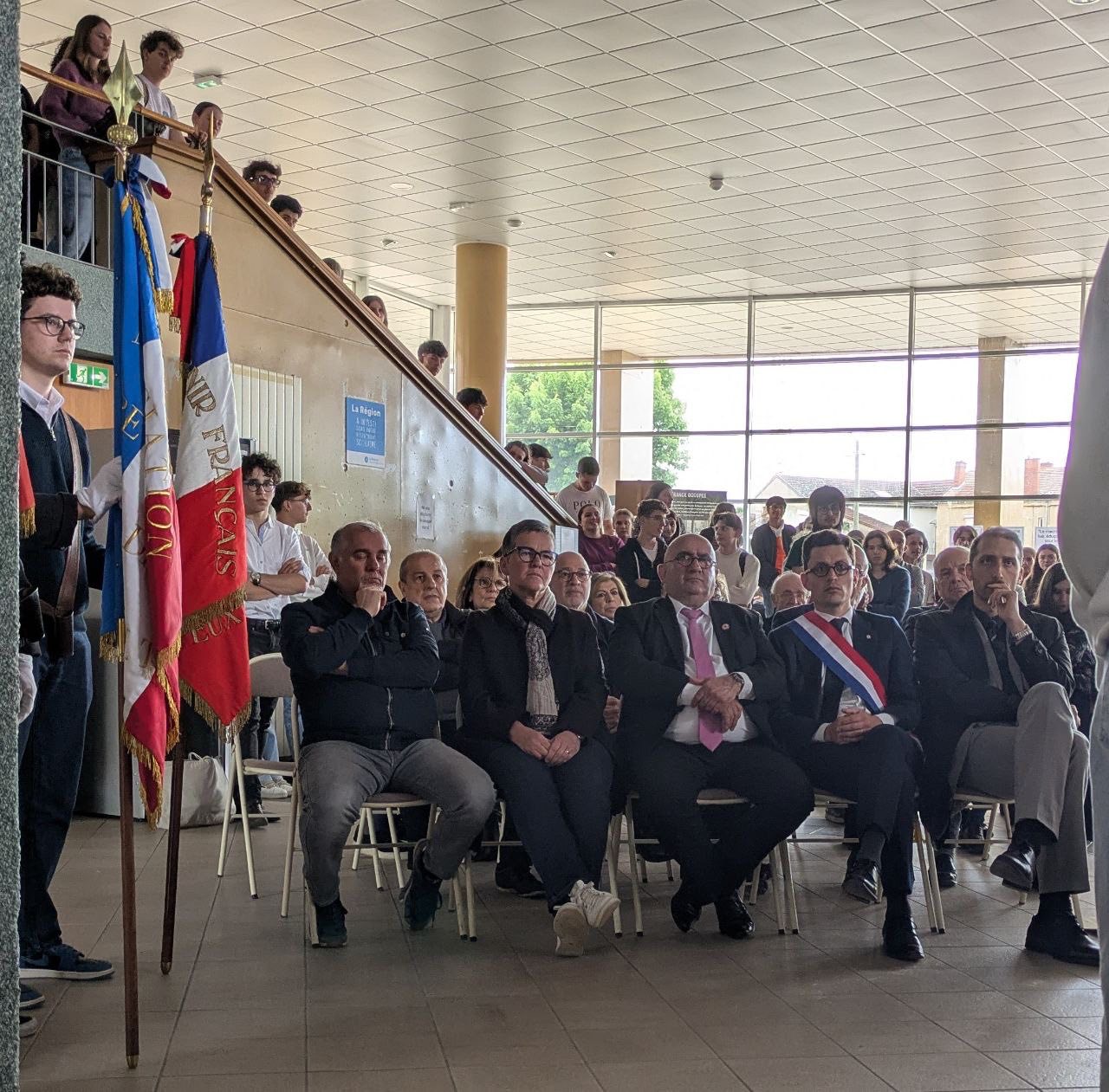 Quand les élèves organisent eux mêmes une cérémonie du 8 mai dans leur lycée : un beau devoir de mémoire à Roanne !