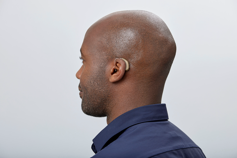 L’écouteur déporté Le plus répandu. Un boîtier discret derrière l'oreille relié par un fin fil à l'écouteur, logé dans le conduit auditif.