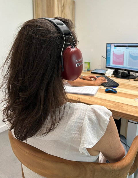 ÉTAPE 1 Bilan auditif gratuit Un dépistage complet et sans engagement, à but non médical, réalisé par une audioprothésiste diplômée d'État.