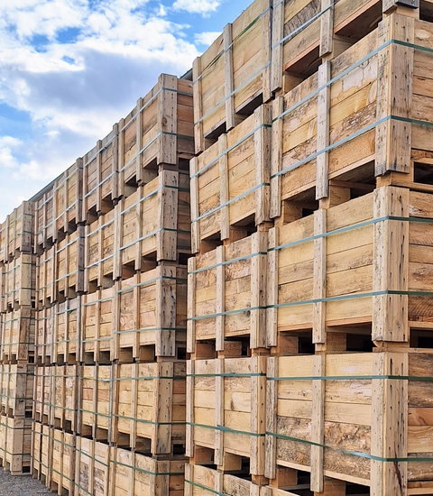 Caisses Nos caisses en bois sont idéales pour le stockage et le transport de marchandises diverses, offrant robustesse et praticité.