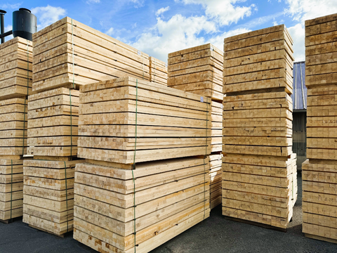 Bois brut de sciage Nous proposons une gamme de bois brut de sciage, coupé d’équerre ou non, offrant des produits de qualité pour diverses