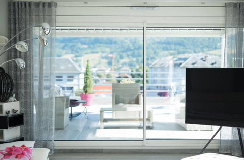 Installation de baies vitrées en aluminium blanc sur Manosque ADP Fermetures, établi en tant que fabriquant de menuiseries aux Mées, dans les Alpes