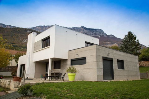 Installer des fenêtres battantes en aluminium noir sur mesure à Gap dans les Hautes Alpes Vous souhaitez acheter de nouvelles fenêtres battantes pour