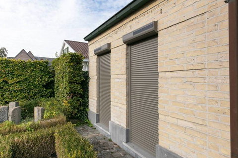 Pose de volets roulants à Embrun À Embrun, l'équilibre entre simplicité et élégance est à portée de main avec les volets roulants monoblocs d'ADP