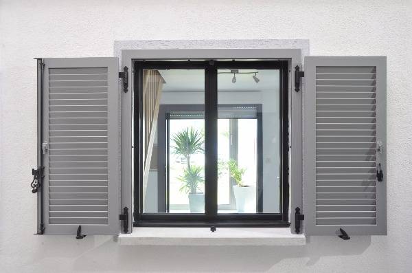 Installation de baies coulissantes en aluminium sur mesure à Digne-les-Bains