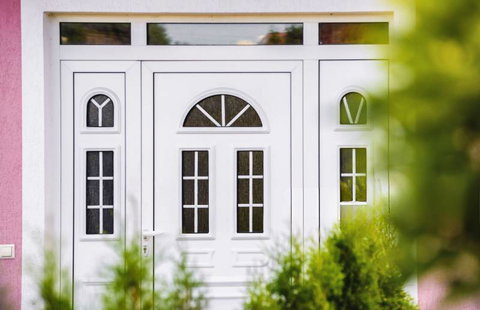 Installation de porte d'entrée en PVC dans le 04 et 05 À la recherche d'une nouvelle porte d'entrée ?