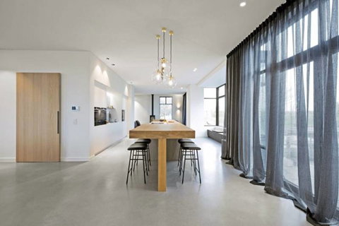 Installation de baies coulissantes en aluminium blanc pour une maison à Digne les Bains Situé aux Mées dans le 04, notre atelier assure depuis des