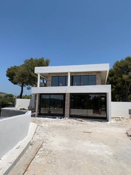 Vente et pose de baies vitrées en aluminium sur mesure pour une maison neuve à Gap Que ce soit pour du neuf ou de la rénovation, ADP Fermetures