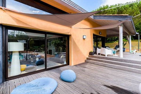 Installation de baies coulissantes en aluminium sur mesure à Digne-les-Bains Un projet de rénovation ou de construction pour votre maison située à