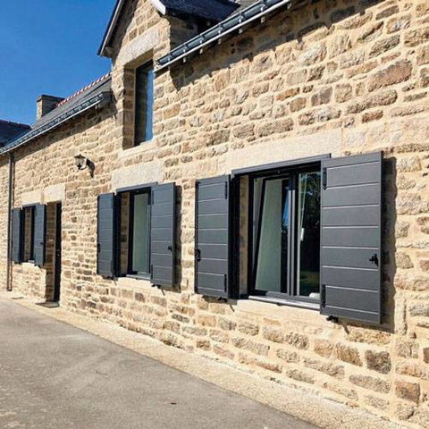 Remplacement de Volets Battants en Aluminium sur Mesure dans les Alpes-de-Haute-Provence Située au cœur des Alpes-de-Haute-Provence, ADP FERMETURES