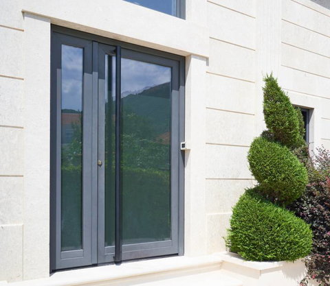 Démarquez-vous avec nos portes d'entrée en aluminium à Gap Faites de votre entrée un reflet de votre style unique et démarquez vous avec nos portes