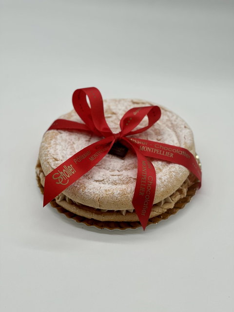 LE PRÉSIDENT Biscuit succès aux amandes, crème mousseline pralinée et amandes effilées. Disponible toute la semaine sur commande 24h à l’avance.